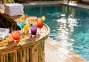 Serviço De Bar Com Drinks à Beira Da Piscina