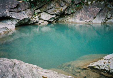 Em Frente à Piscina Natural Da Região