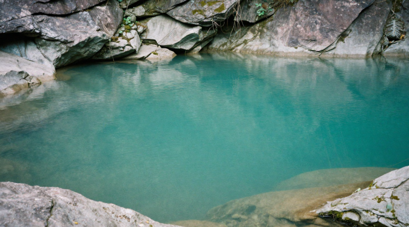 Em Frente à Piscina Natural Da Região