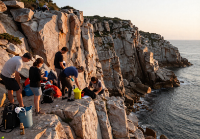 Atividade De Highline Entre Falésias Costeiras